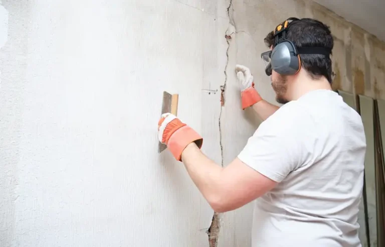 علت ترک خوردن دیوار ساختمان چیست؟ راه‌حل‌ ها + عکس